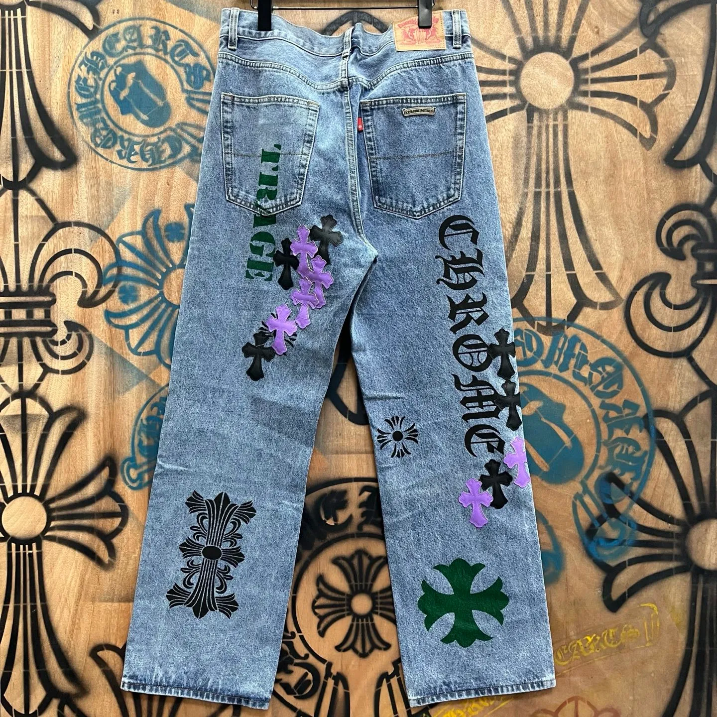 P610 Chrome Hearts Limited Series New City Limited Jeans Chrome Hearts City Limited Jeans vintage levis American made 501 505 517 base remake Levi's American 501 base imported sheepskin 925 silver remake Customers provide waist and pants length or height and weight. The studio will select the most suitable base for you to remake. There are many people doing remakes in the market. Don't belittle or comment. The difference is visible to the naked eye. See and compare for yourself #CHROME HEARTS Unisex style